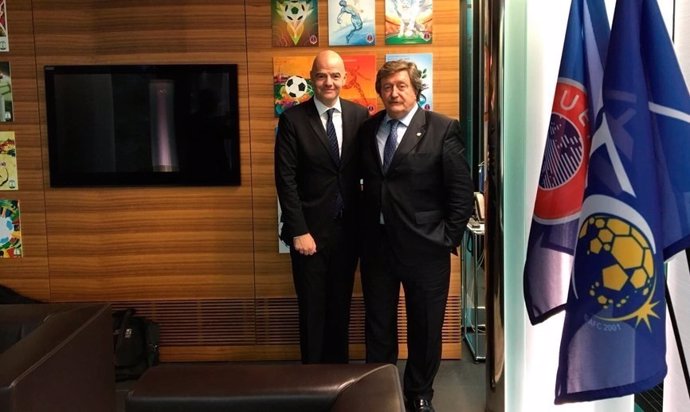Juan Luis Larrea y Gianni Infantino, presidente de la RFEF y FIFA