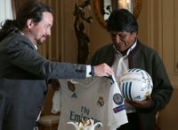Pablo Iglesias regala a Evo Morales una camiseta del Real Madrid
