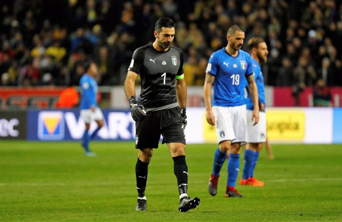 Buffon y Chiellini, con la selección italiana, tras perder la ida de la repesca