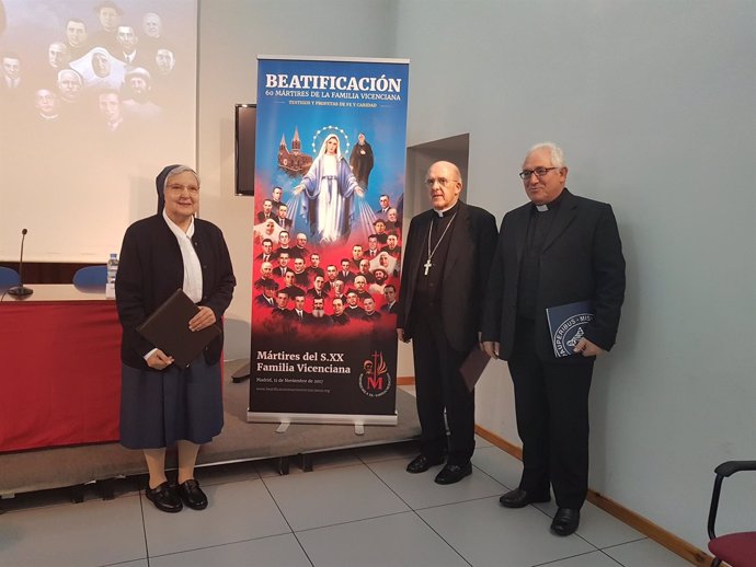 El cardenal Osoro, junto a Sor Ángeles Infante y Jesús María González