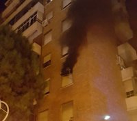 Intoxicada una mujer por inhalación de humo en un incendio de vivienda en Málaga