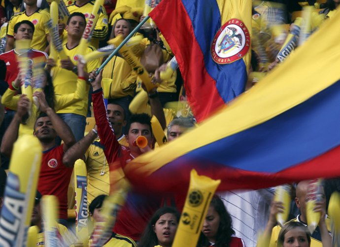 Colombianos animando un partido