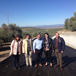 Visita de la Diputación de Jaén a obras en un camino rural de Rus