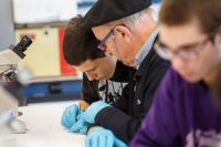 Estudiantes de la ESO de Alsasua y Tafalla y sus abuelos realizan experimentos sobre medio ambiente en la UPNA