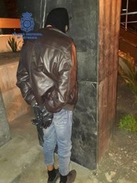 Dos hombres, sorprendidos in fraganti en menos de seis horas robando en una tienda y en varios coches