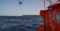 Trasladan a Almería a 32 personas rescatadas a bordo de una patera en el mar de Alborán