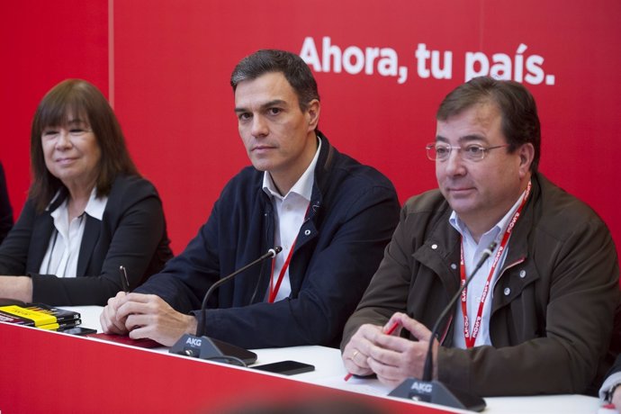 Sánchez, Narbona y Vara durante el Comité Federal del PSOE