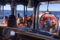 Trasladan a Almería a 25 personas magrebíes rescatadas de dos pateras en el mar de Alborán