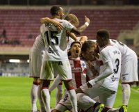 El Huesca asciende al liderato tras asaltar el Miniestadi