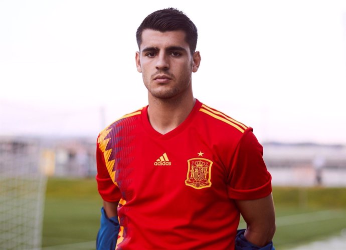 Morata posa con la nueva camiseta de la selección española