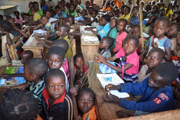 Niños bantúes y pigmeos en República Democrática de Congo