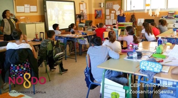 Alumnos recibiendo la charla de Zoosanitario Educa