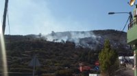 Medios aéreos y terrestres trabajan para sofocar un fuego iniciado en Cazadores (Gran Canaria)