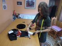 La modista Conchi Bayón invierte 200 horas en la confección del traje de segoviano que lucirá el Manneken Pis el día 15