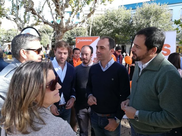 Javier Millán junto con vecinos del Casco Antiguo de Sevilla