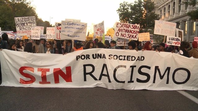 Centenares de personas se manifiestan en Madrid en contra del racismo