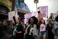 Cientos de personas marchan en Hollywood en protesta contra los abusos sexuales