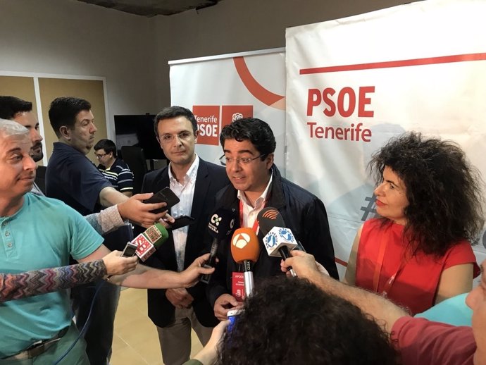 Pedro Martín con Gloria Gutiérrez tras ganar las primarias
