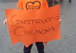 Pancarta pidiendo al construcción del CEIP Ciutat de Cremona 