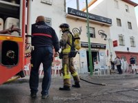Bomberos de Sevilla apagan un incendio en un bar en la calle Tórtola y atienden a su propietario