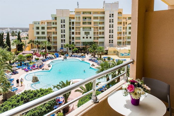 Imagen de la piscina del Ohtels Fénix desde una de las habitaciones