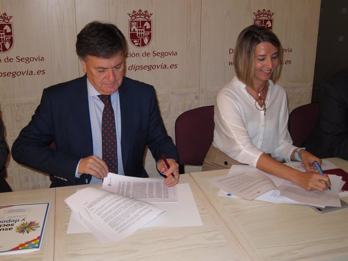 Acto de firma entre Francisco Vázquez y Alicia García.       