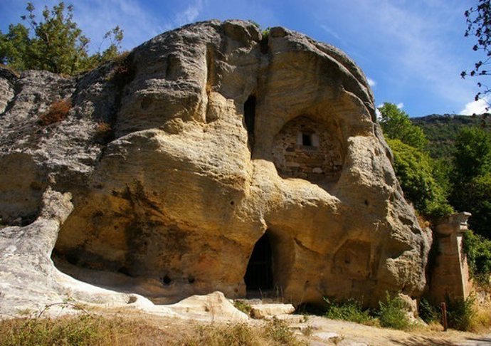 Ermita rupestre de Arroyuelos