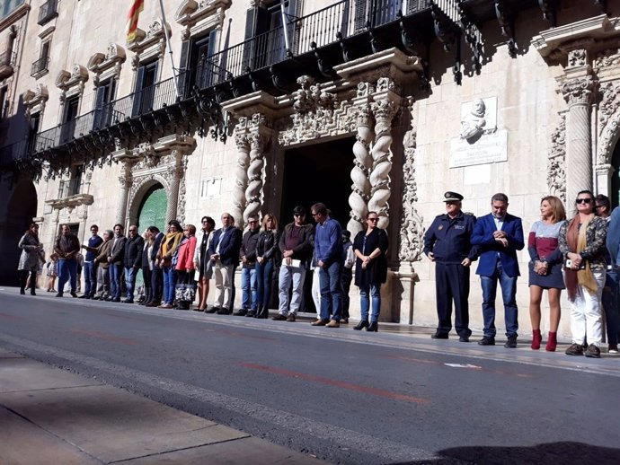 La Corporación alicantina a las puertas del Consistorio, este lunes