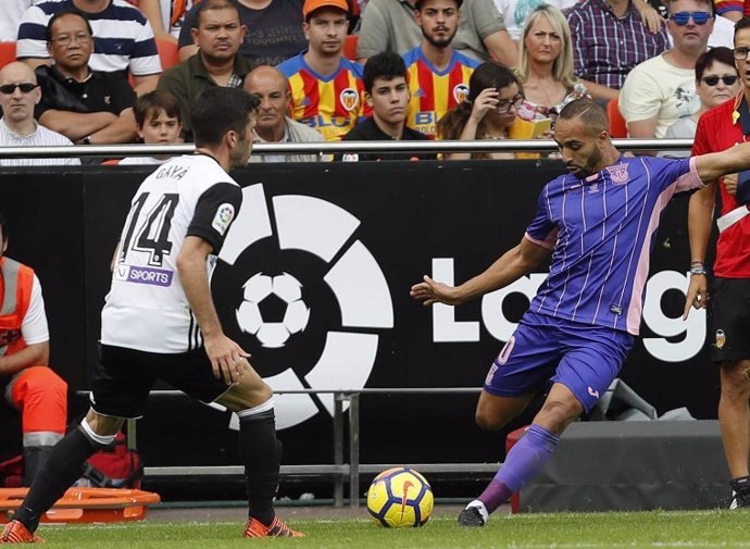 Nabil El Zhar saca un corner en el Valencia-Leganés