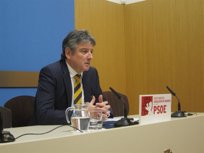El concejal del PSOE, Javier Trívez, en rueda de prensa en el Ayuntamiento