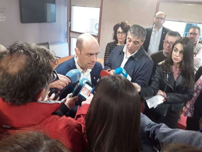 Echávarri atiende a los medios en la sala de prensa y detrás de él Gloria Vara