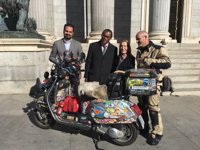 Llega al Congreso la ruta en Vespa de Pamplona a Dakar para recaudar fondos contra las "enfermedades olvidadas"