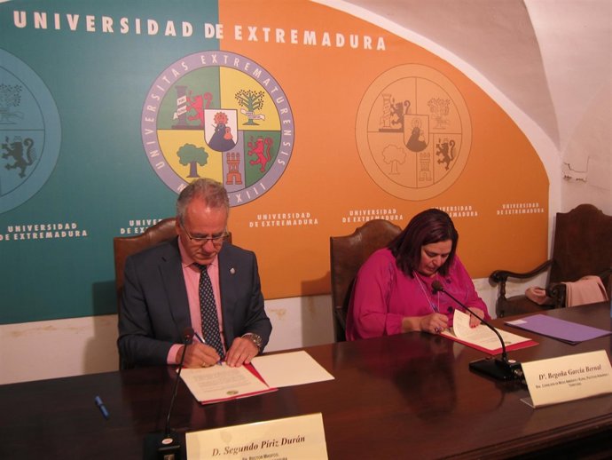 Firma de la UEx y la Junta del Pacto por el Ferrocarril               