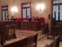 La hija acusada de allanar su antigua vivienda familiar dice que su padre le ha denunciado unas once veces