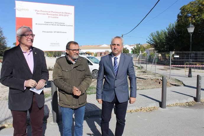 Izquierdo (dcha.) en su visita a Las Navas del Selpillar