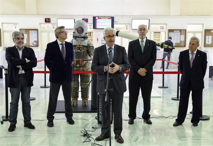 Jiménez Barrios inaugura la exposición homenaje a Emilio Herrera Linares