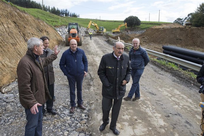 Mazón supervisa las obras de la carretera Ajo-Güemes