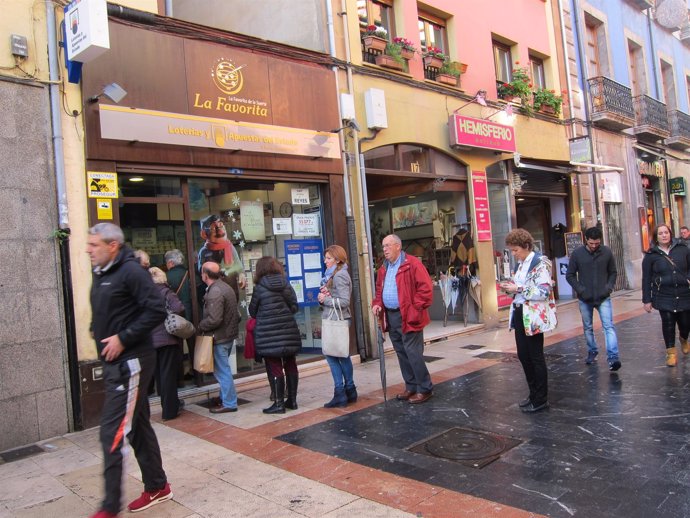 Administración de lotería, lotería, navidad, gordo, gente esperando a la cola