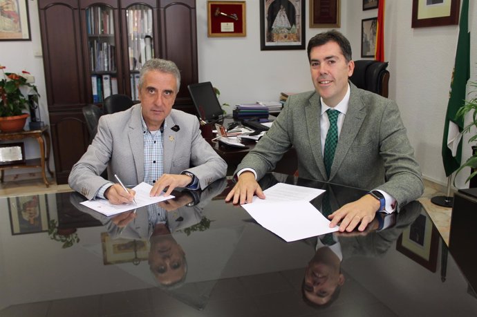 El alcalde de Lucena (izda.) firma el convenio