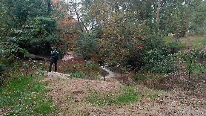 Adenco denuncia un vertido en el río Tea