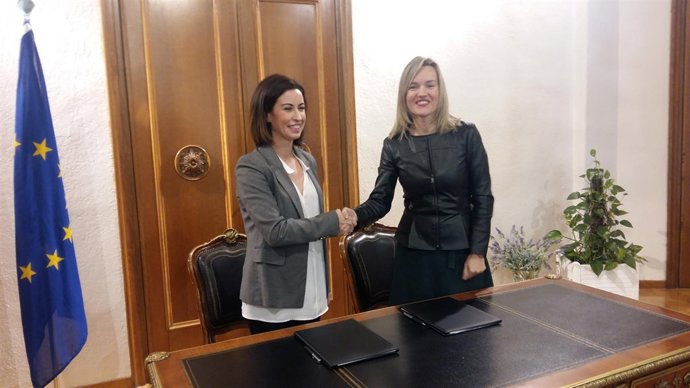 Teresa Ladrero y Pilar Alegría han firmado el acuerdo hoy en Ejea 