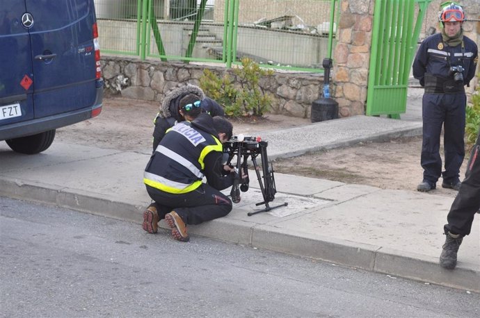 Agentes policiales con un dron en las instalaciones de Ornua