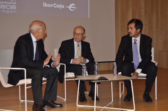 El ministro de Hacienda, Cristóbal Montoro, con Aguirre (Ibercaja) y Mur (CEOE).