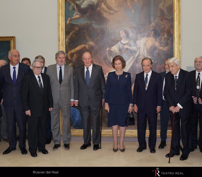 El Rey Juan Carlos entrega la medalla de honor al Teatro Real