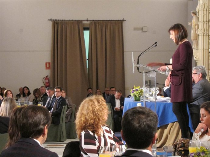 La conselleira de Medio Rural, en el atril, con Fernández-Couto al fondo