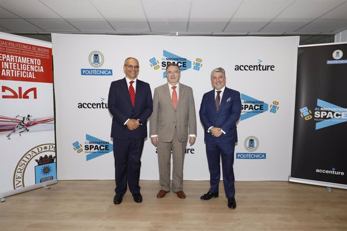 Presentación del acuerdo entre Accenture y la UPM para AI.Nnovation Space
