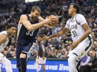 La versatilidad de Marc no puede con la de Antetokounmpo y Ricky no luce ante 'sus' Timberwolves