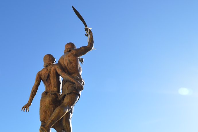 Escultura d'Indíbil i Mandoni de Lleida després de la desaparició de la seva lla