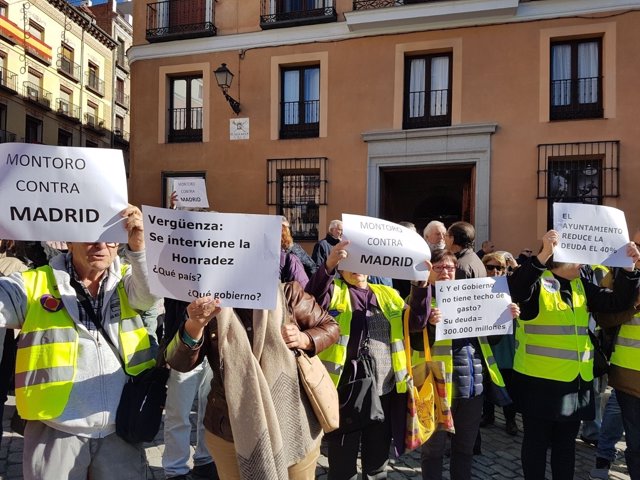 Manifestantes a favor de Sánchez Mato