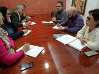 El PSOE y UGT analizan la subrogación de contratos en el transporte sanitario y las incidencias surgidas